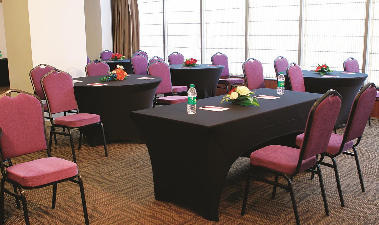 Caspia Hotel New Delhi Eksteriør bilde